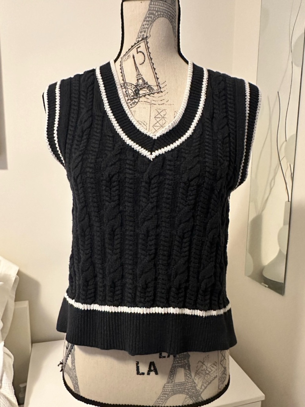 Abercrombie & Fitch Women Cable Knit Sweater Vest Size Small Black And White